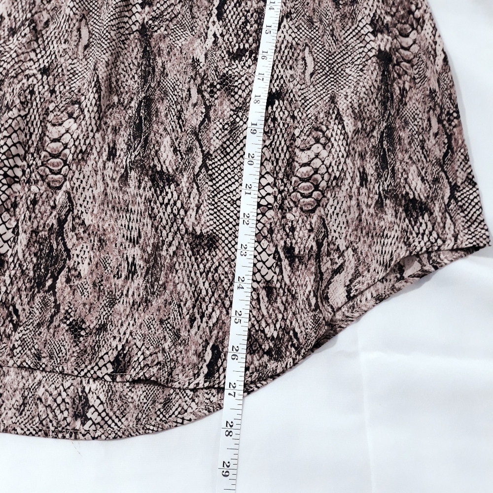 Torrid Snake Print Blouse With Front Pockets Sleeves V_Neck Size 0 (12) - Picture 12 of 13